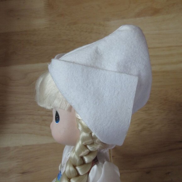 Precious Moments - Children of the World 9" Doll - Kari Holland - Picture 6 of 7